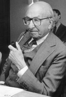 Shepard Stone raucht Pfeife